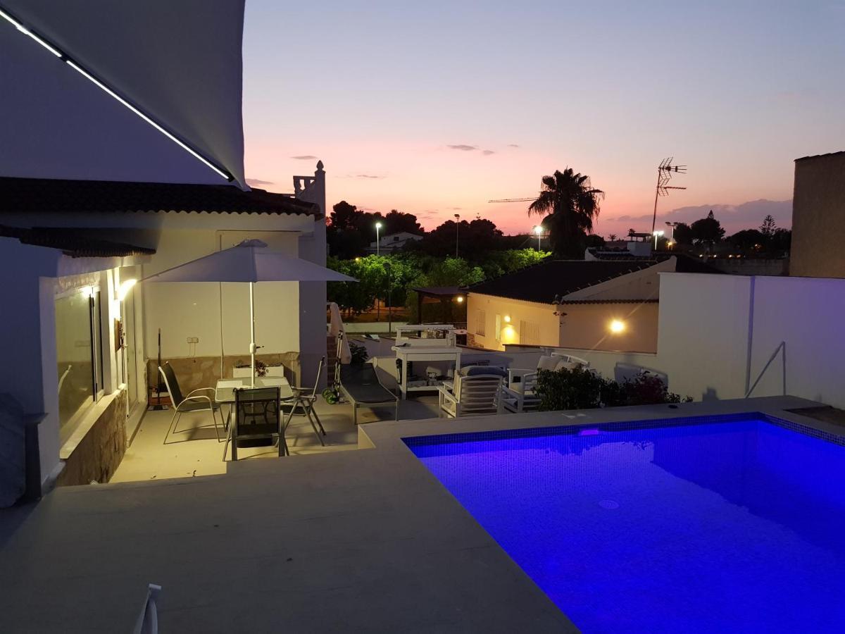 Lovely Bungalow For Four Close To Beach And City In Torrevieja Eksteriør billede