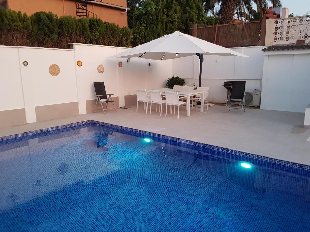 Lovely Bungalow For Four Close To Beach And City In Torrevieja Eksteriør billede